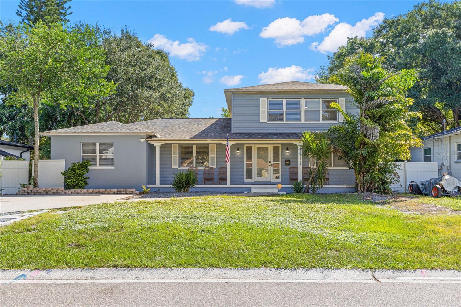 Single Family Residence in ST PETERSBURG, FL - Daniel Dourado