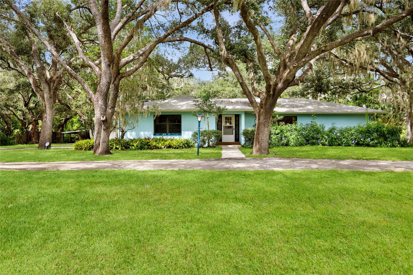 Single Family Residence in SARASOTA, FL - Daniel Dourado