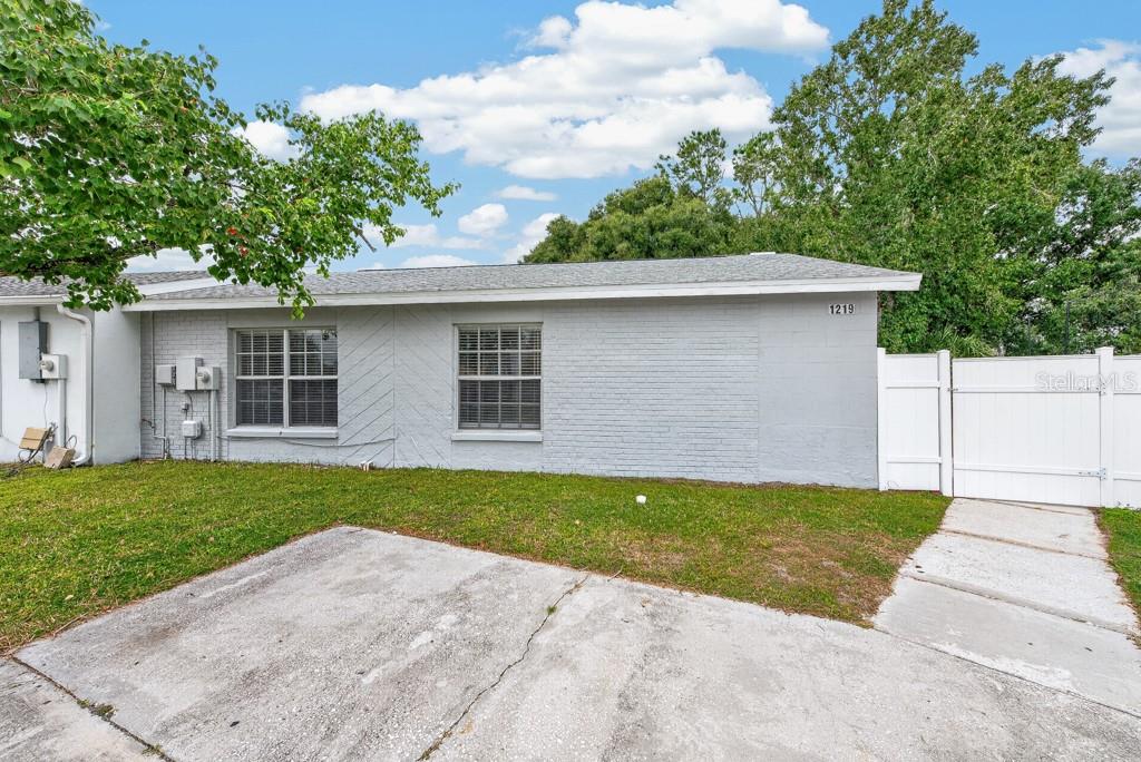 Single Family Residence in BRANDON, FL - Daniel Dourado