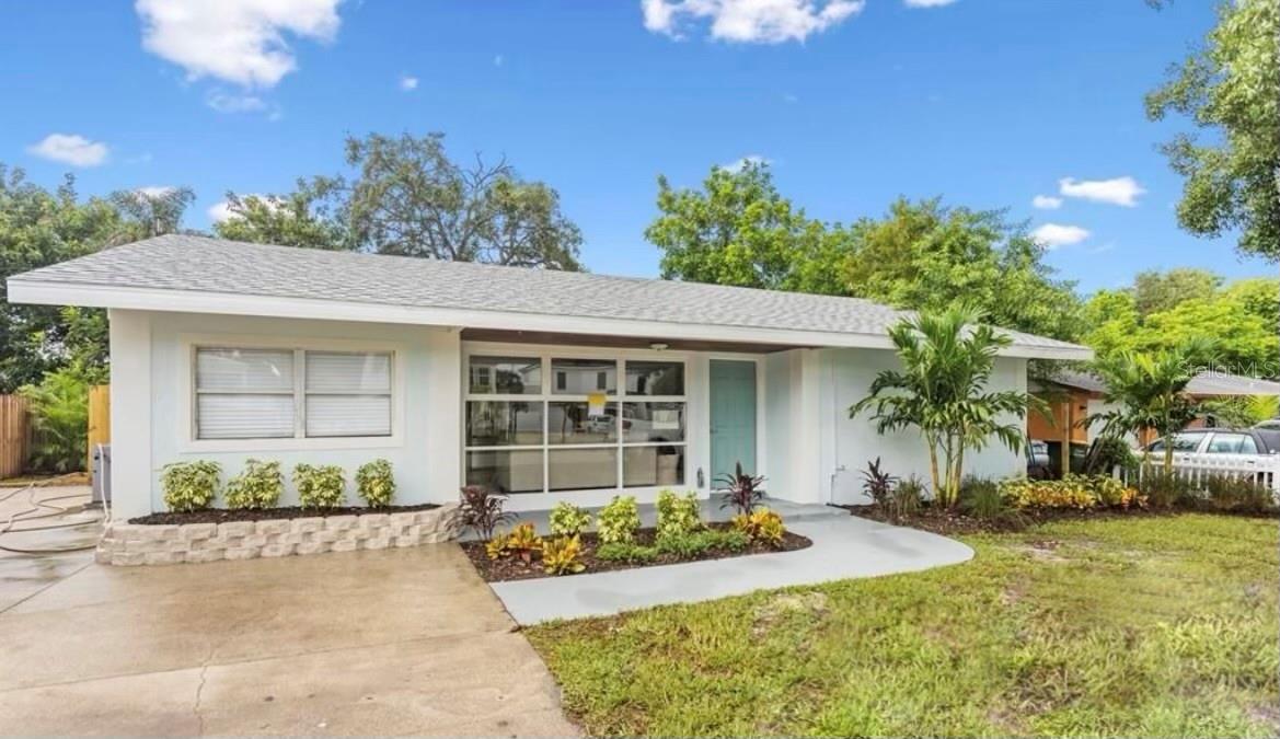 Single Family Residence in SARASOTA, FL - Daniel Dourado