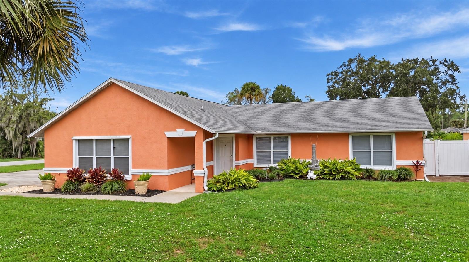 Single Family Residence in EDGEWATER, FL - Daniel Dourado