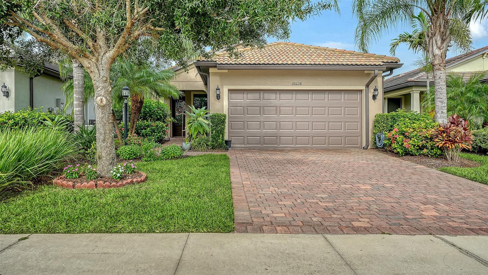 Single Family Residence in BRADENTON, FL - Daniel Dourado