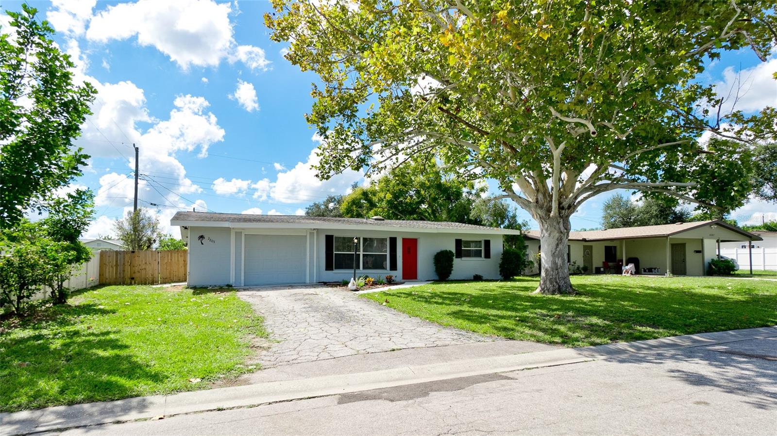 Single Family Residence in BRADENTON, FL - Daniel Dourado