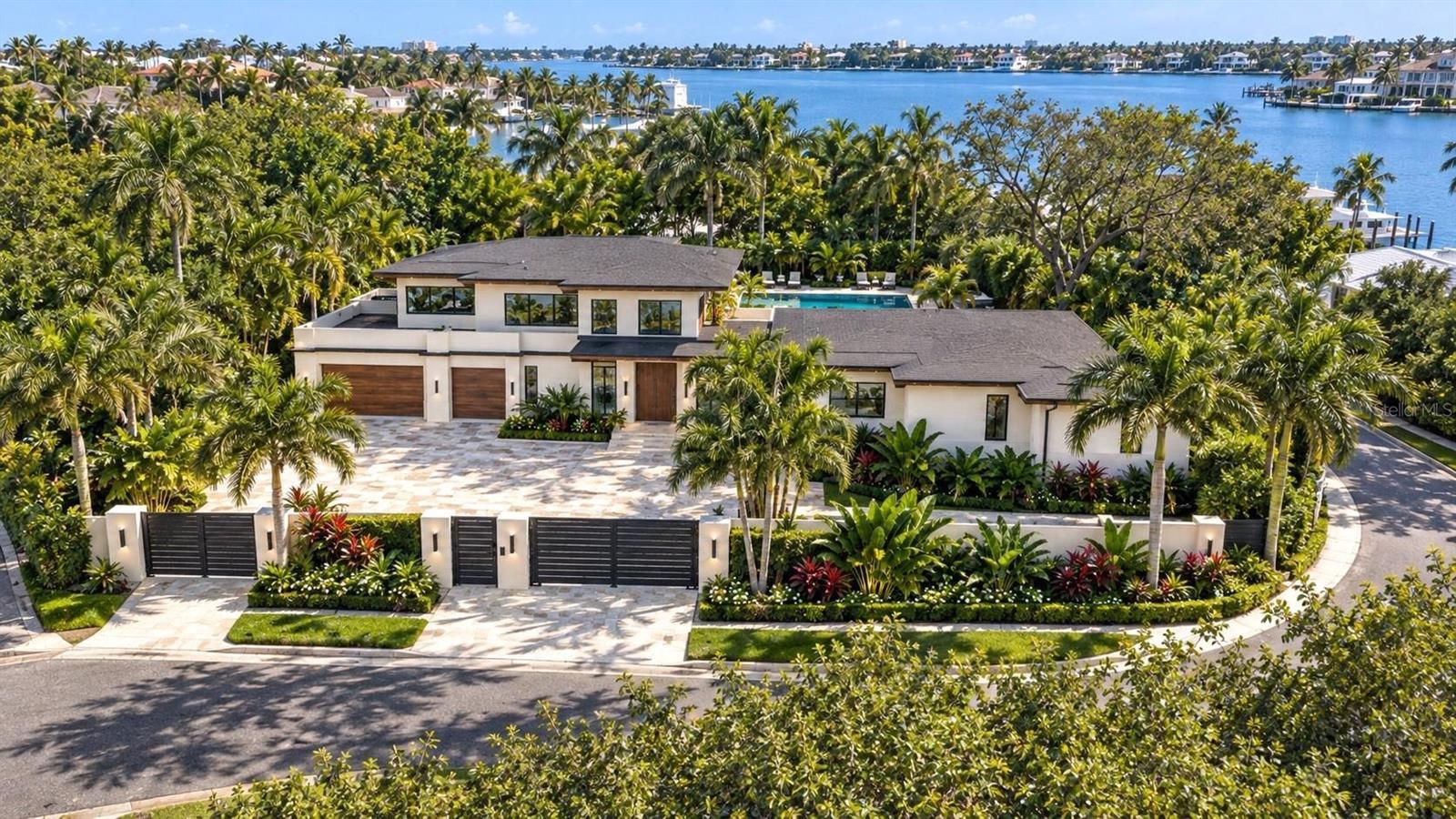 Single Family Residence in SARASOTA, FL - Daniel Dourado