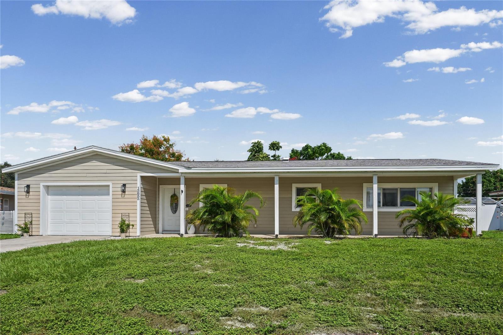 Single Family Residence in SEMINOLE, FL - Daniel Dourado