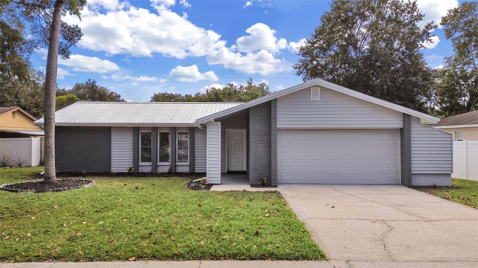 Single Family Residence in LUTZ, FL - Daniel Dourado