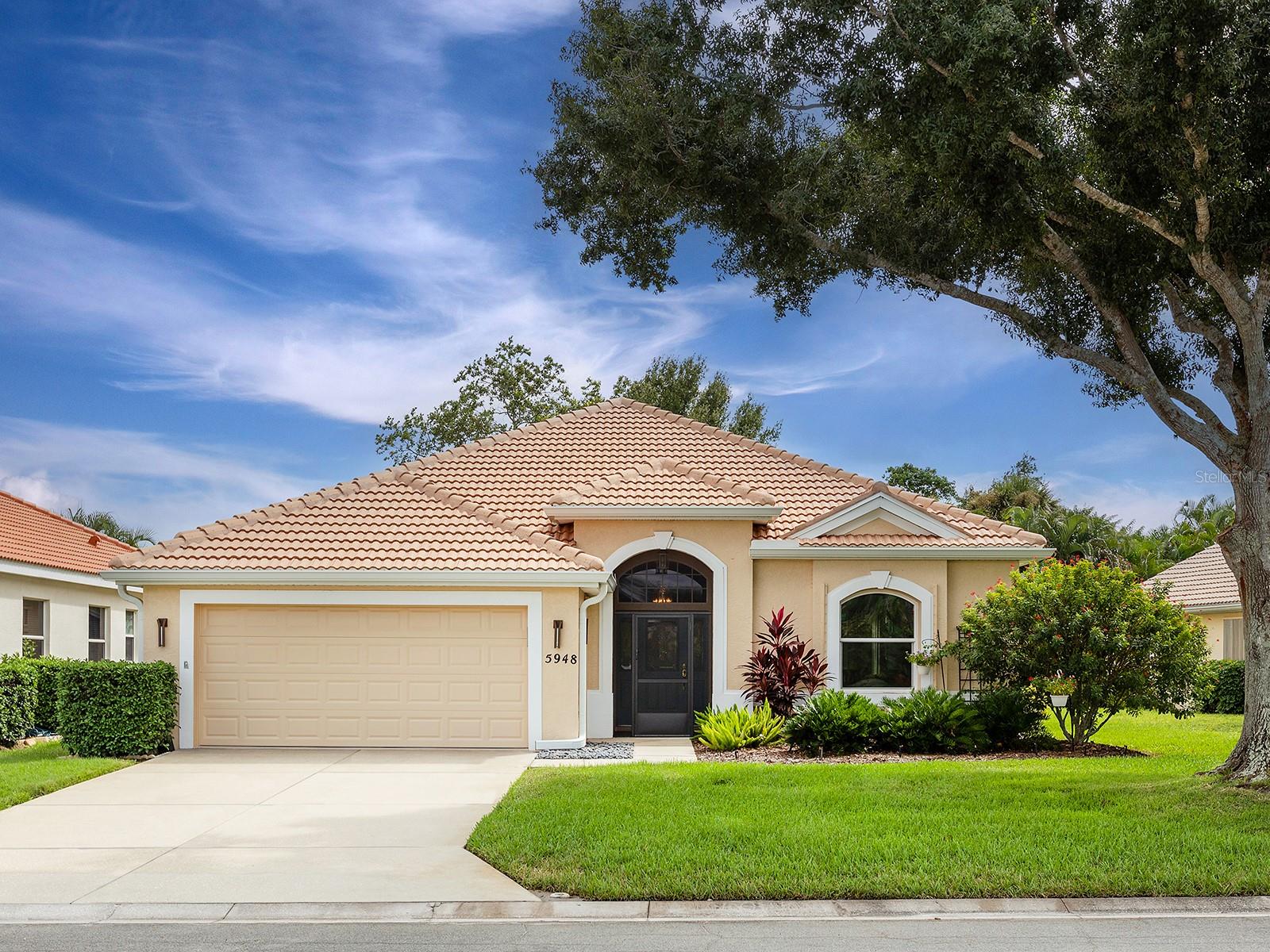 Single Family Residence in SARASOTA, FL - Daniel Dourado
