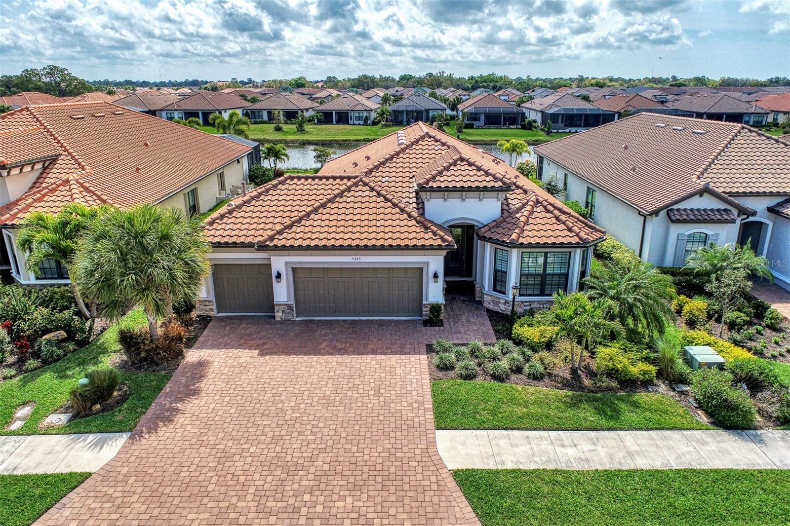 Single Family Residence in SARASOTA, FL - Daniel Dourado