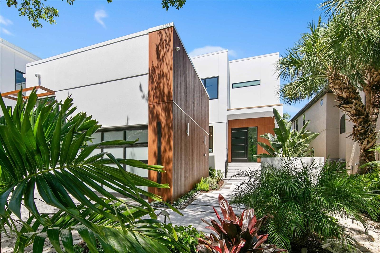 Single Family Residence in SARASOTA, FL - Daniel Dourado