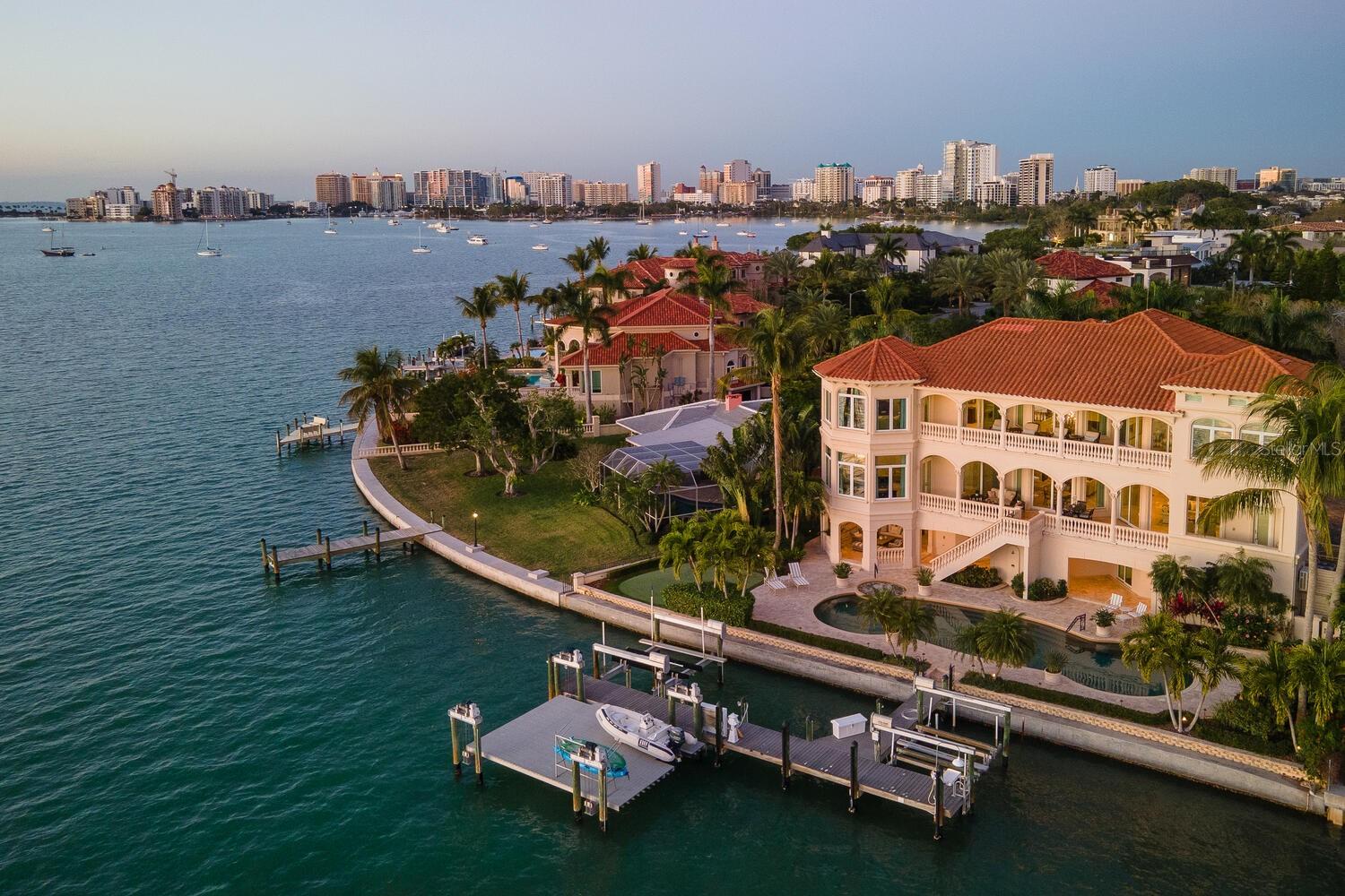 Single Family Residence in SARASOTA, FL - Daniel Dourado