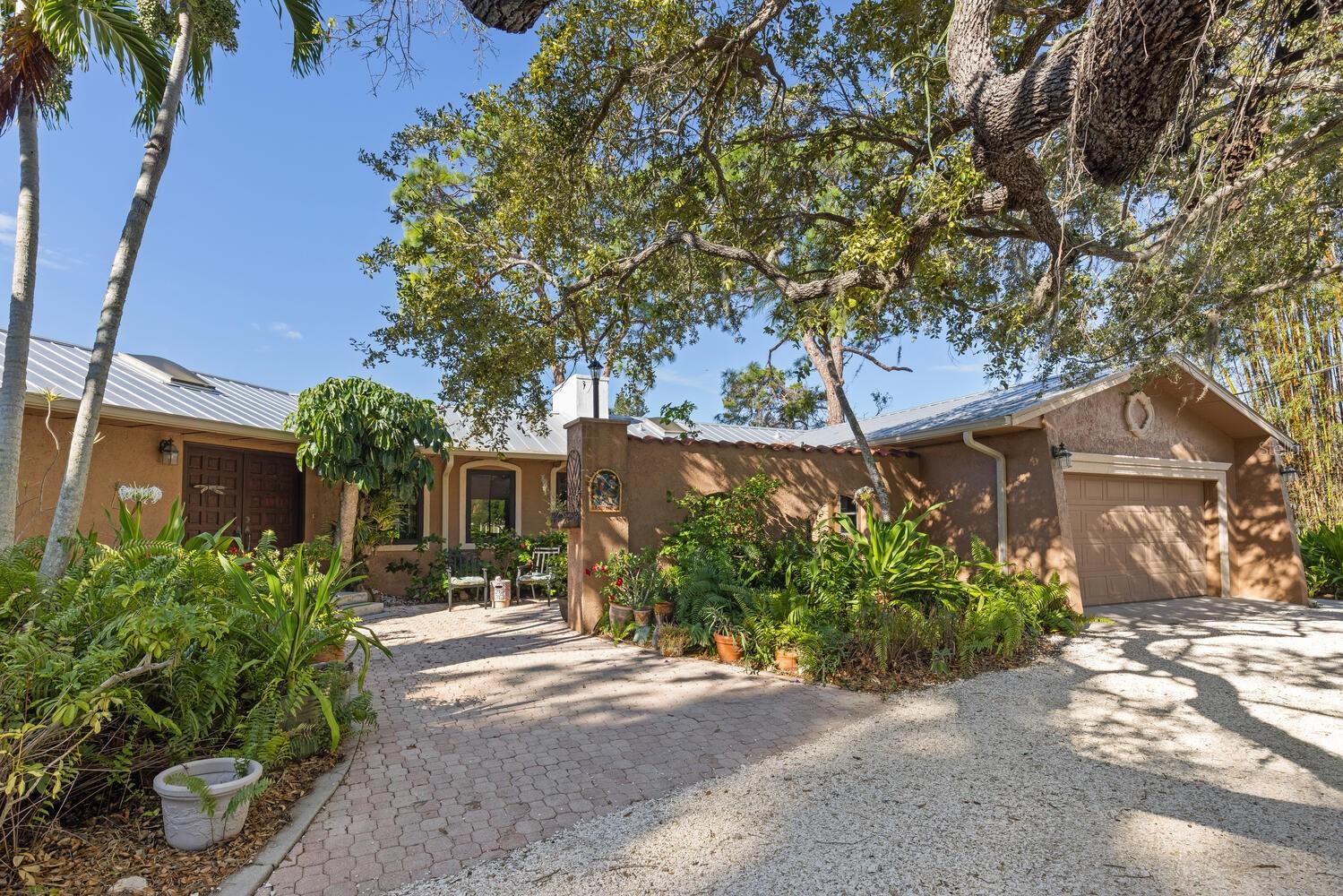 Single Family Residence in SARASOTA, FL - Daniel Dourado