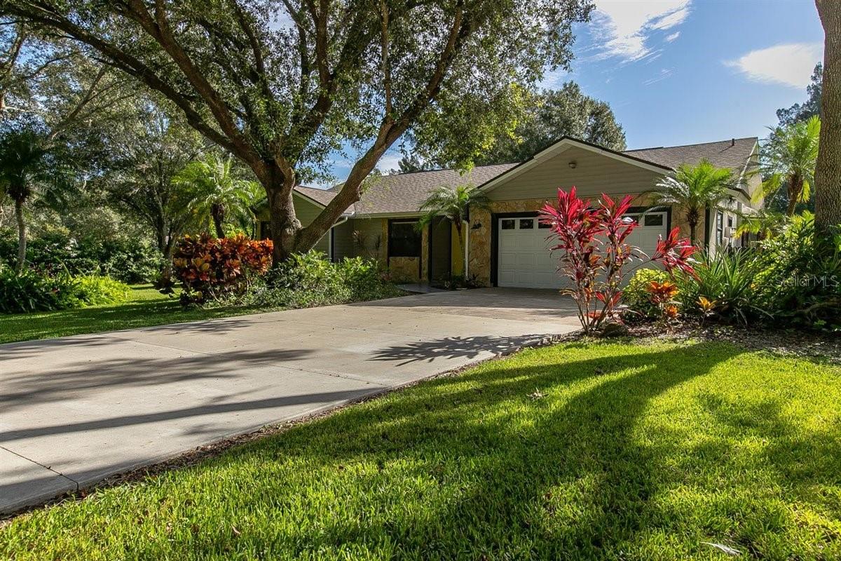 Single Family Residence in SARASOTA, FL - Daniel Dourado