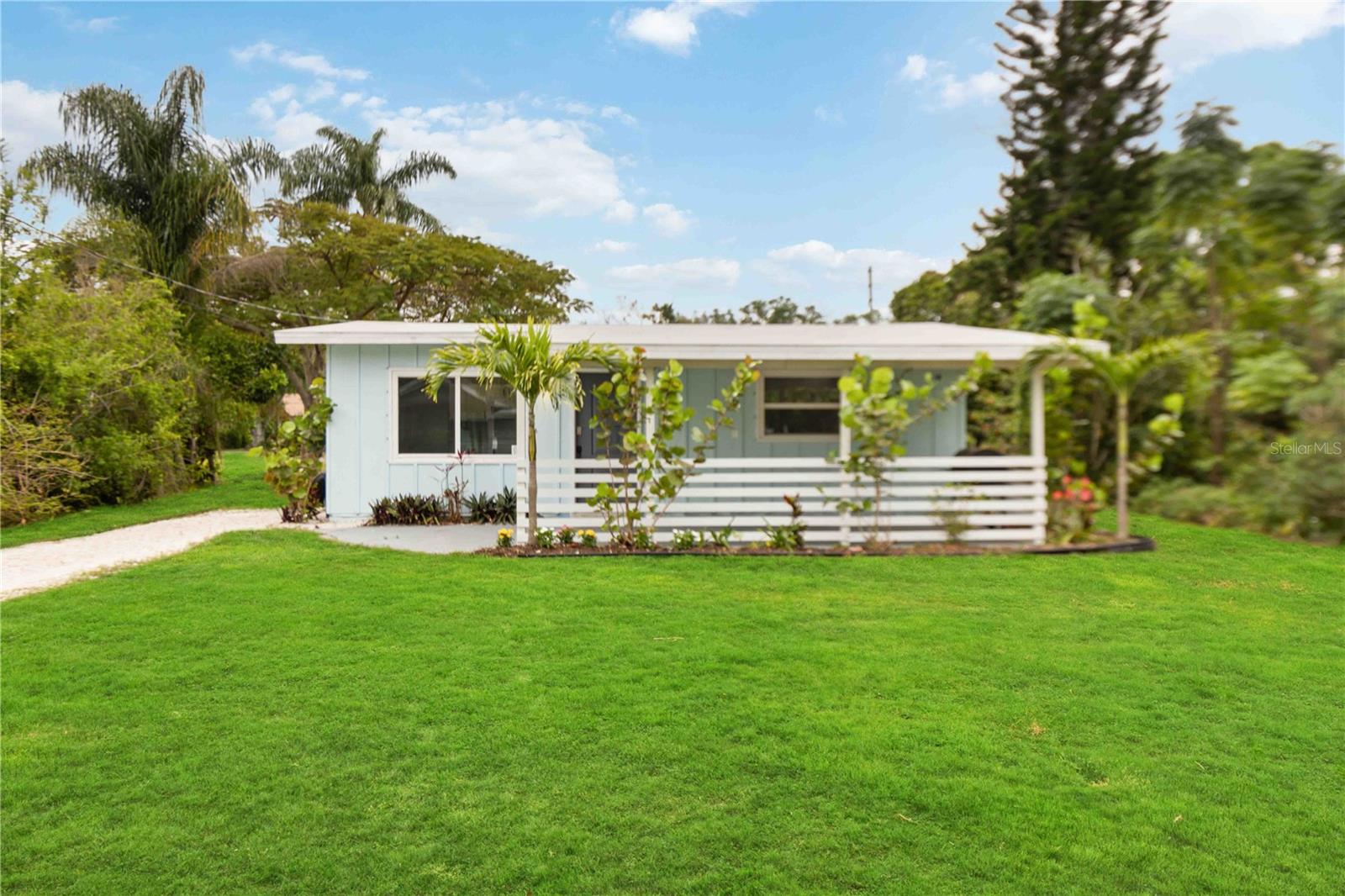 Single Family Residence in SARASOTA, FL - Daniel Dourado