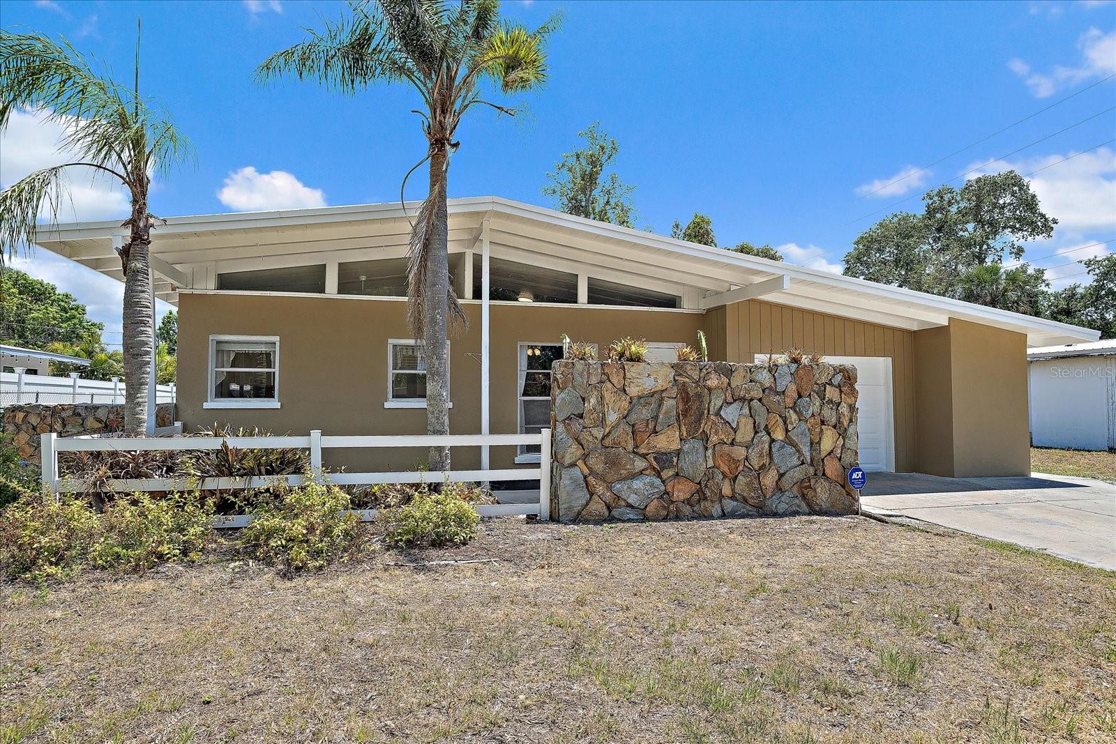 Single Family Residence in SARASOTA, FL - Daniel Dourado