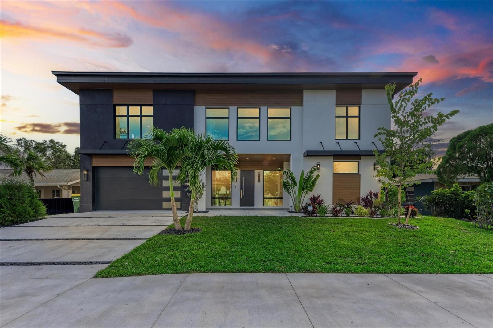 Single Family Residence in SARASOTA, FL - Daniel Dourado