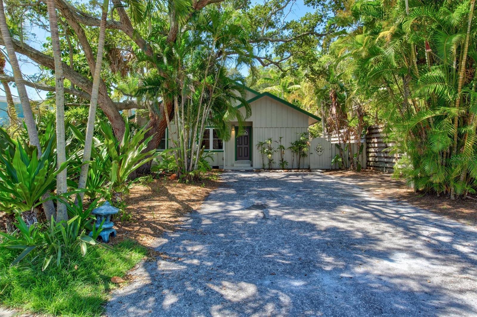 Single Family Residence in SARASOTA, FL - Daniel Dourado