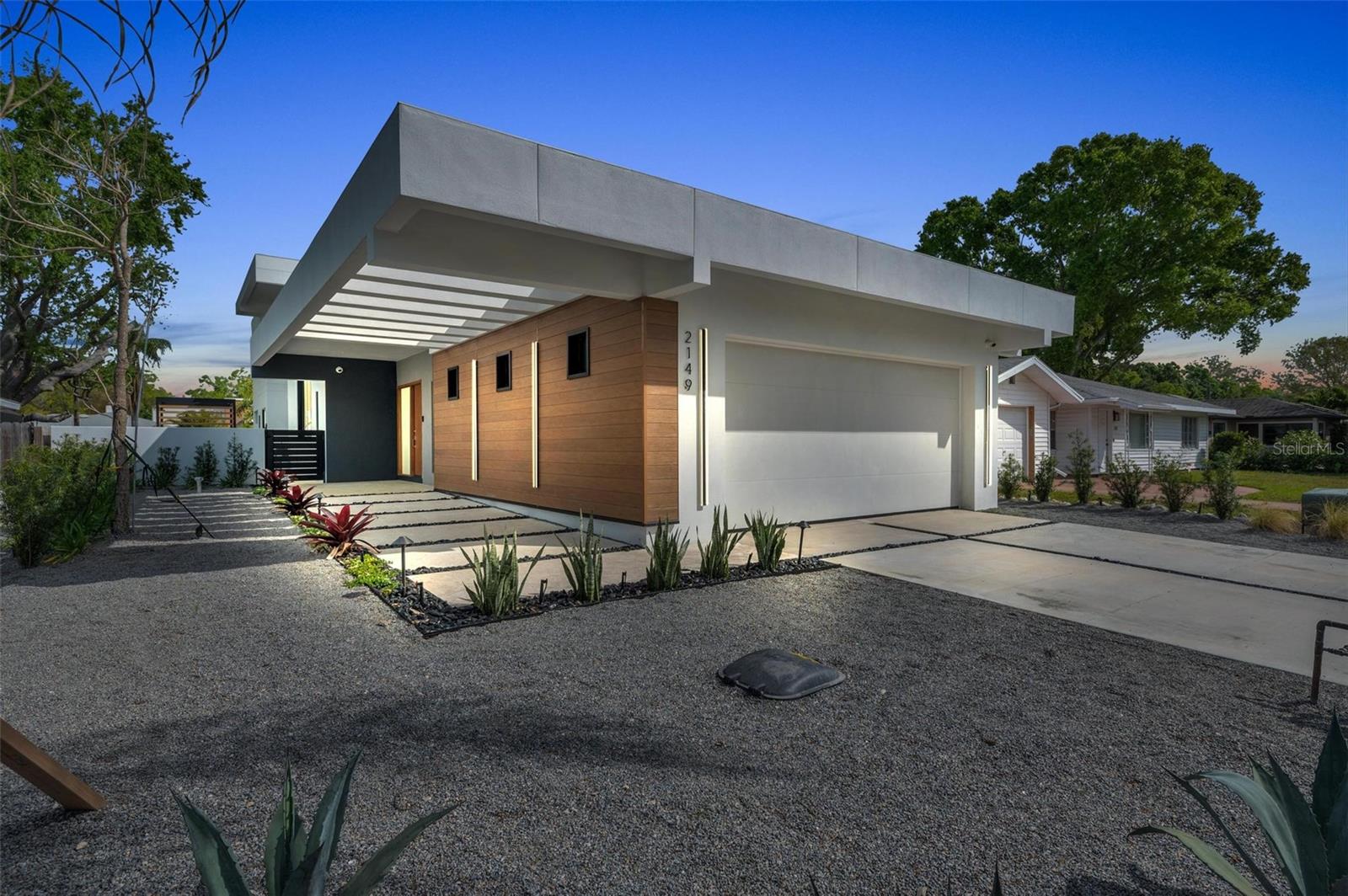 Single Family Residence in SARASOTA, FL - Daniel Dourado