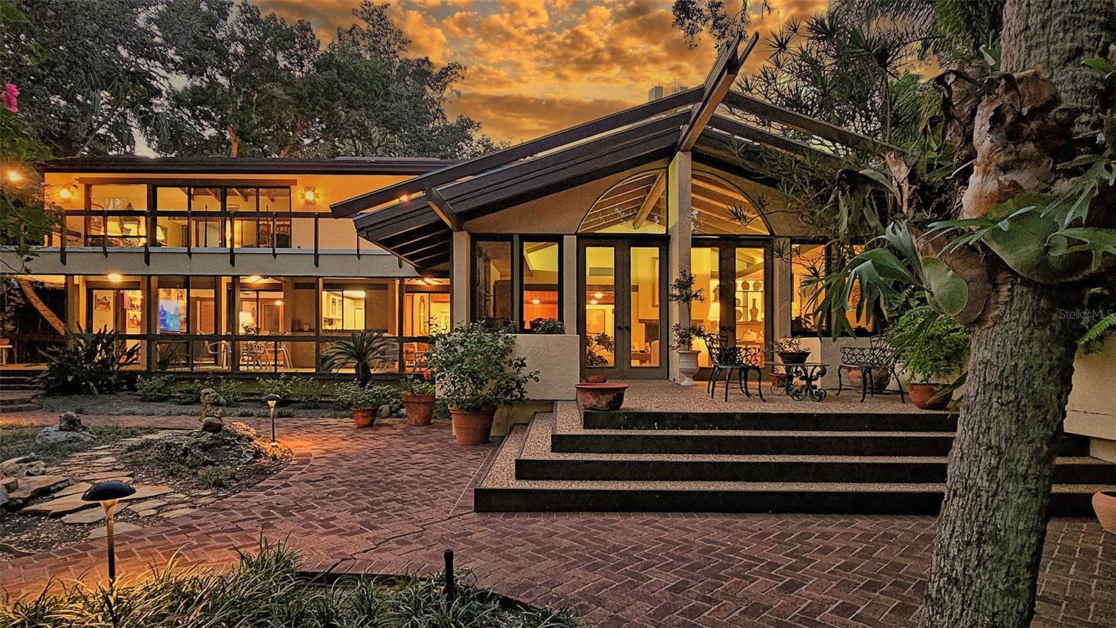 Single Family Residence in SARASOTA, FL - Daniel Dourado