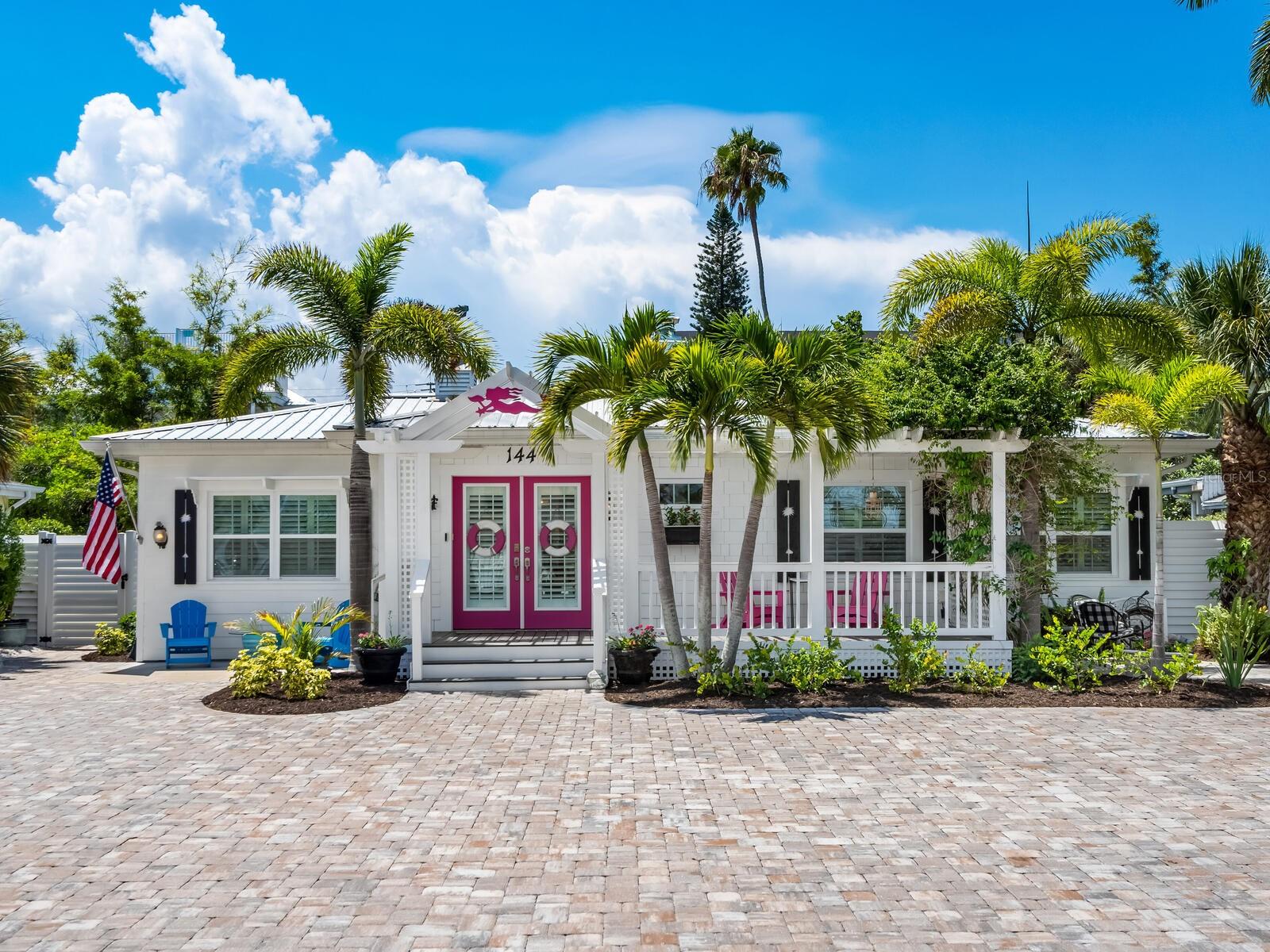 Single Family Residence in SARASOTA, FL - Daniel Dourado