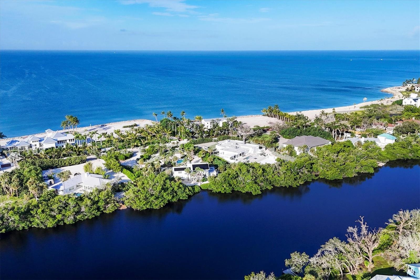 Single Family Residence in SARASOTA, FL - Daniel Dourado