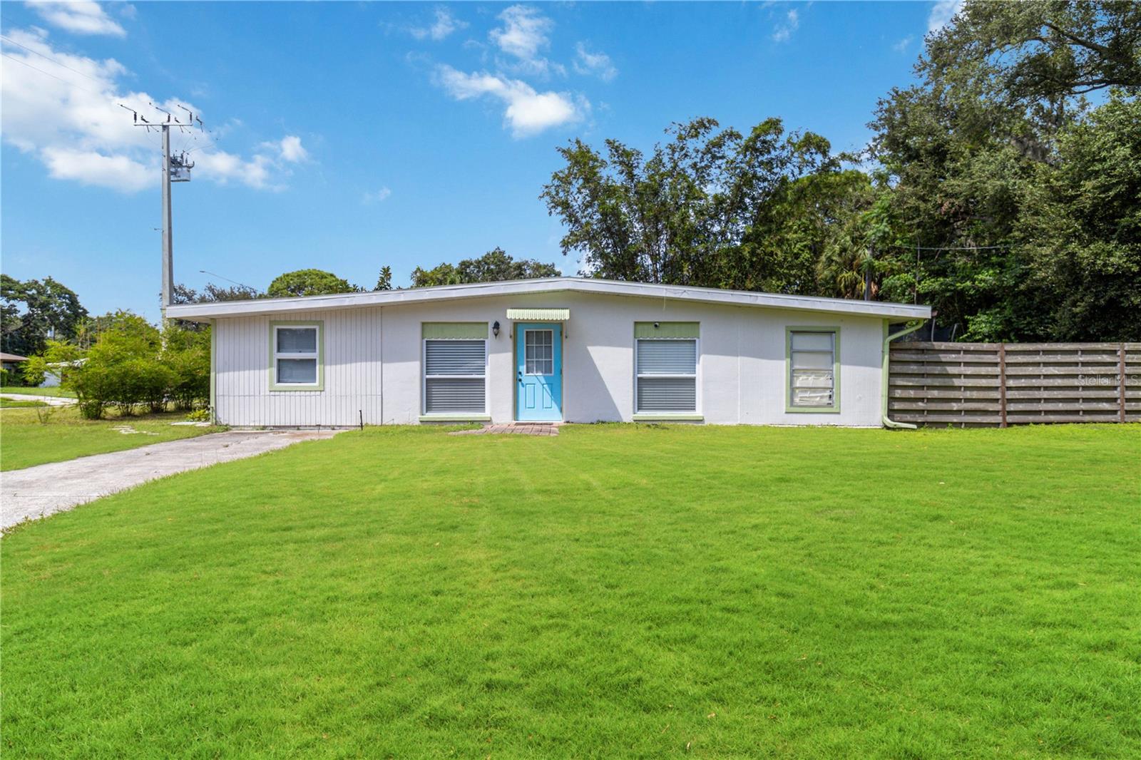 Single Family Residence in SARASOTA, FL - Daniel Dourado