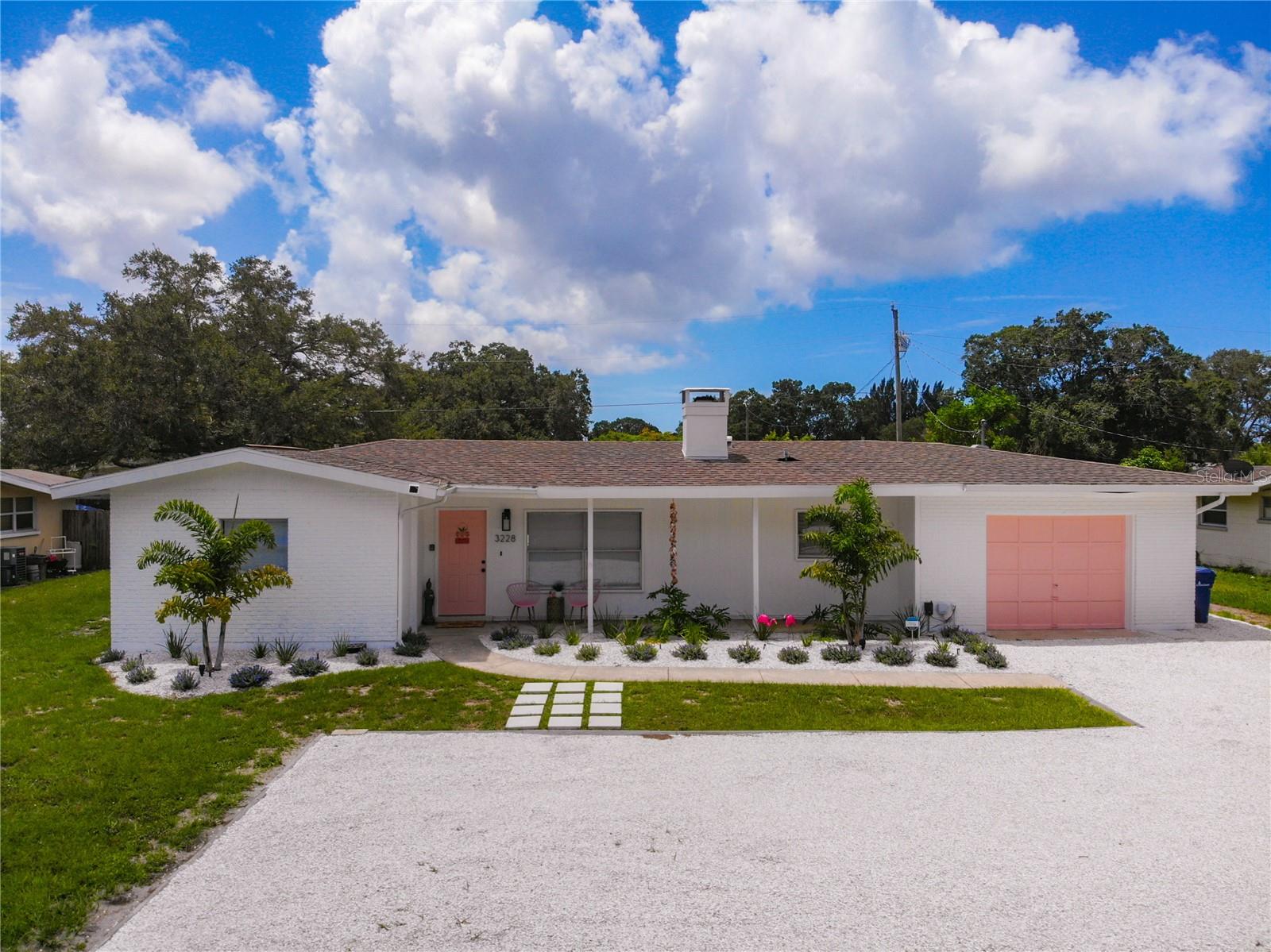 Single Family Residence in SARASOTA, FL - Daniel Dourado