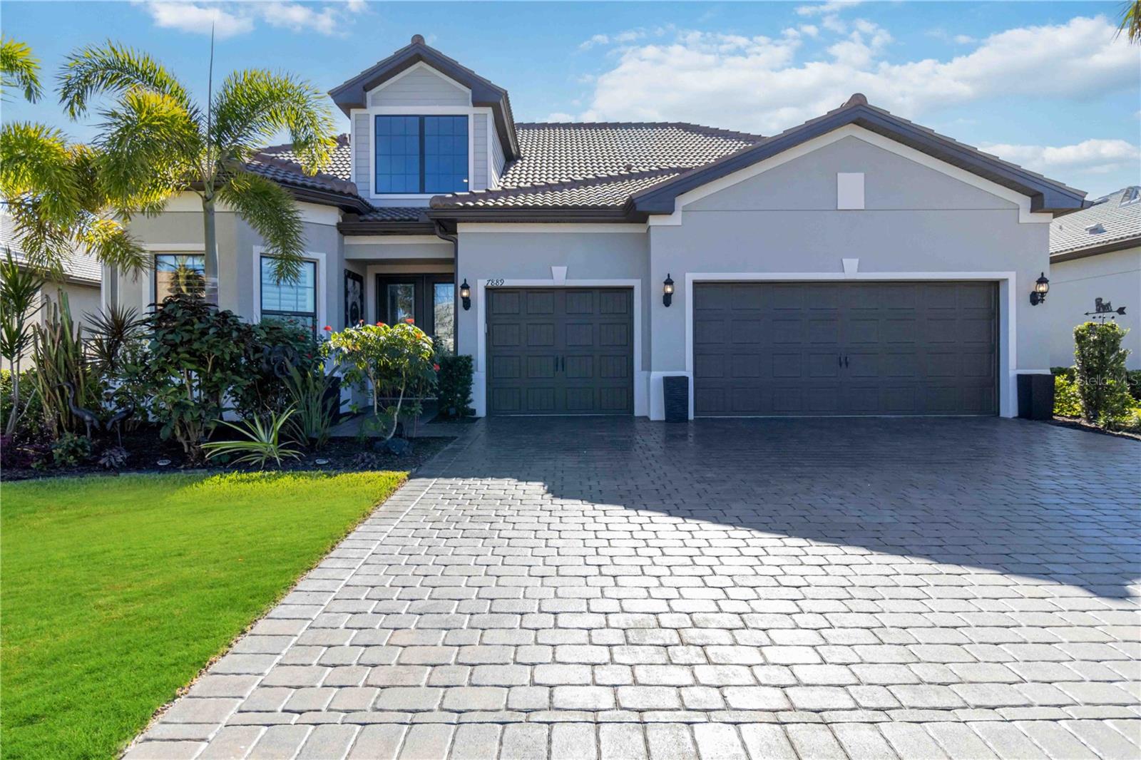 Single Family Residence in SARASOTA, FL - Daniel Dourado