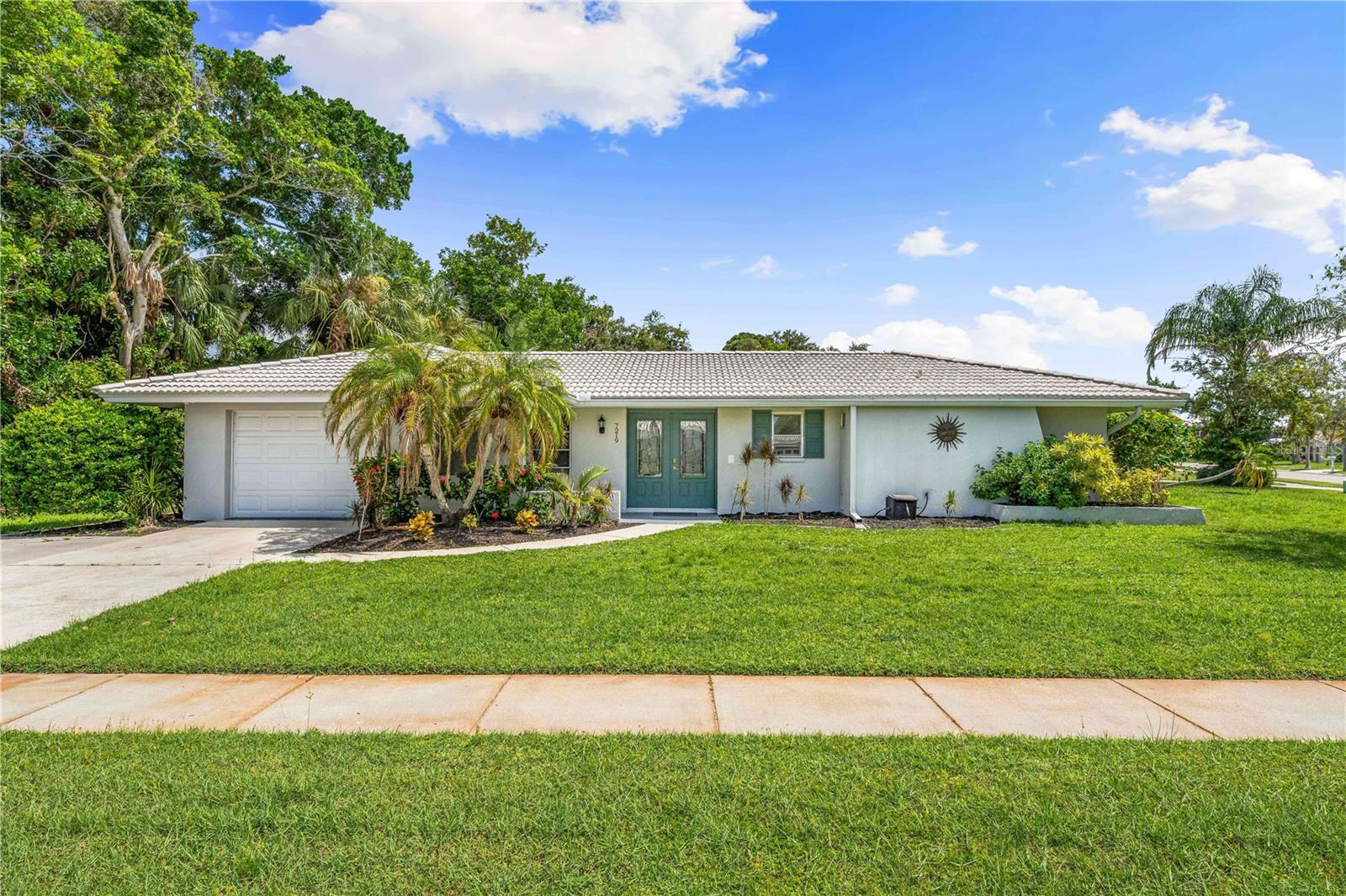 Single Family Residence in SARASOTA, FL - Daniel Dourado