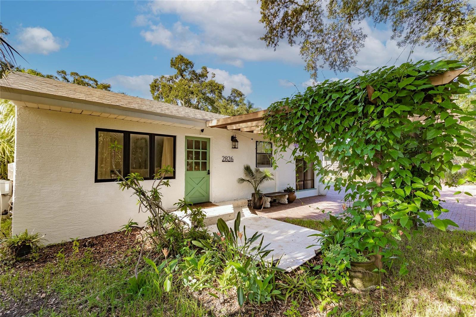 Single Family Residence in SARASOTA, FL - Daniel Dourado