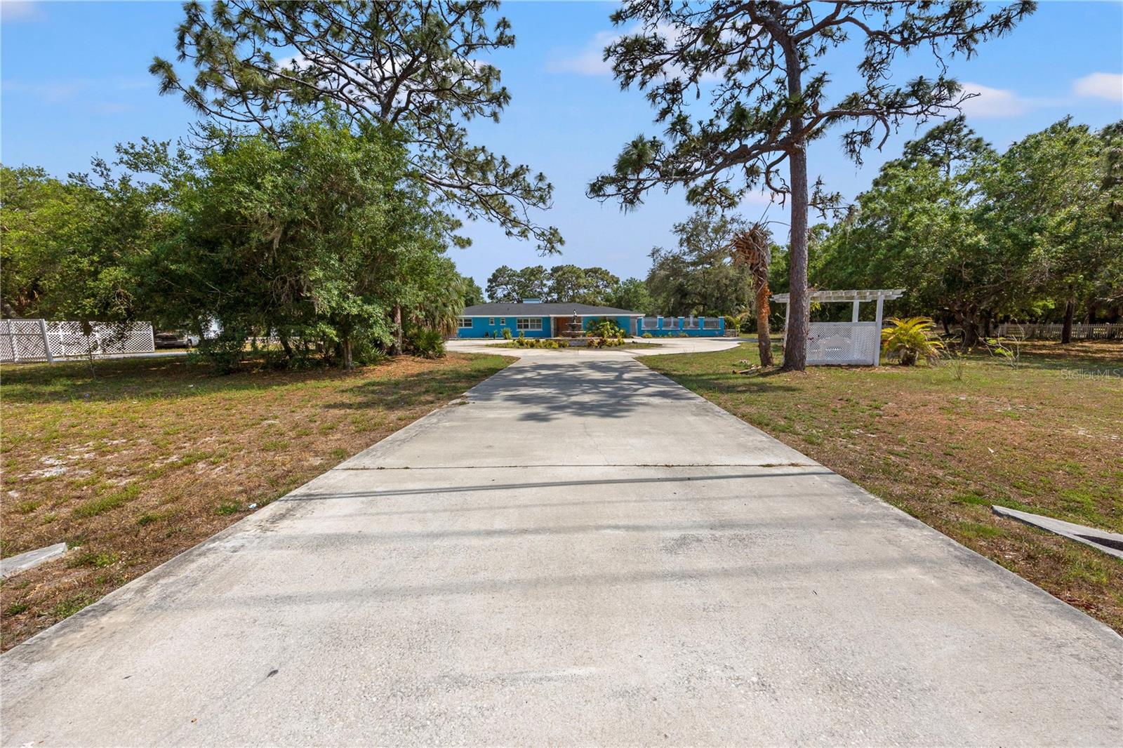 Single Family Residence in SARASOTA, FL - Daniel Dourado