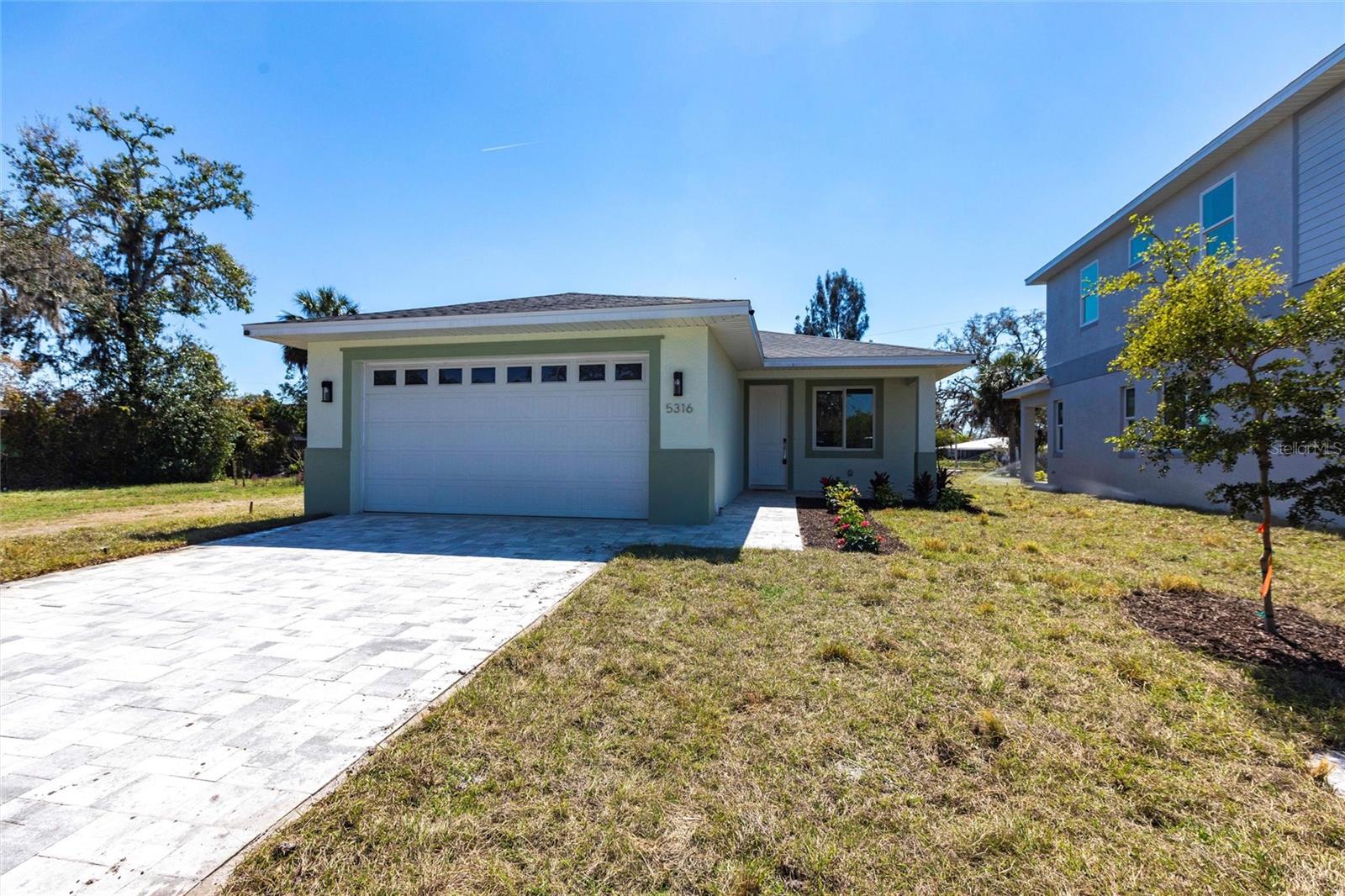 Single Family Residence in SARASOTA, FL - Daniel Dourado